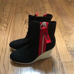 New Dkny wedges size 8
